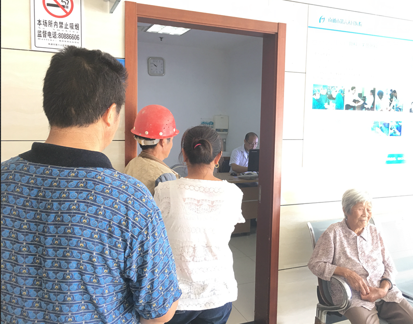 江海晚报——骨科医生忙于救治患者，直至在人群中发现老父跛行的身影