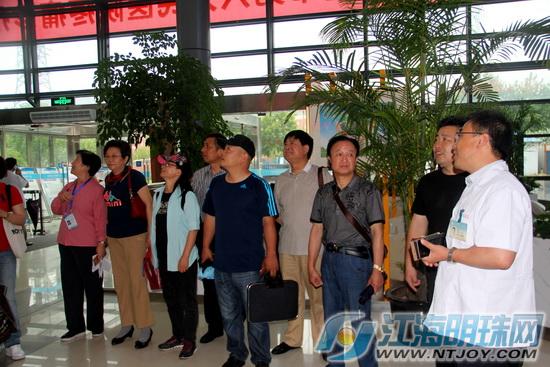 江海晚报:南通市民巡访团团员集体冒雨巡访六院