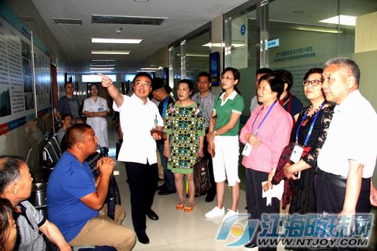 江海晚报:南通市民巡访团团员集体冒雨巡访六院